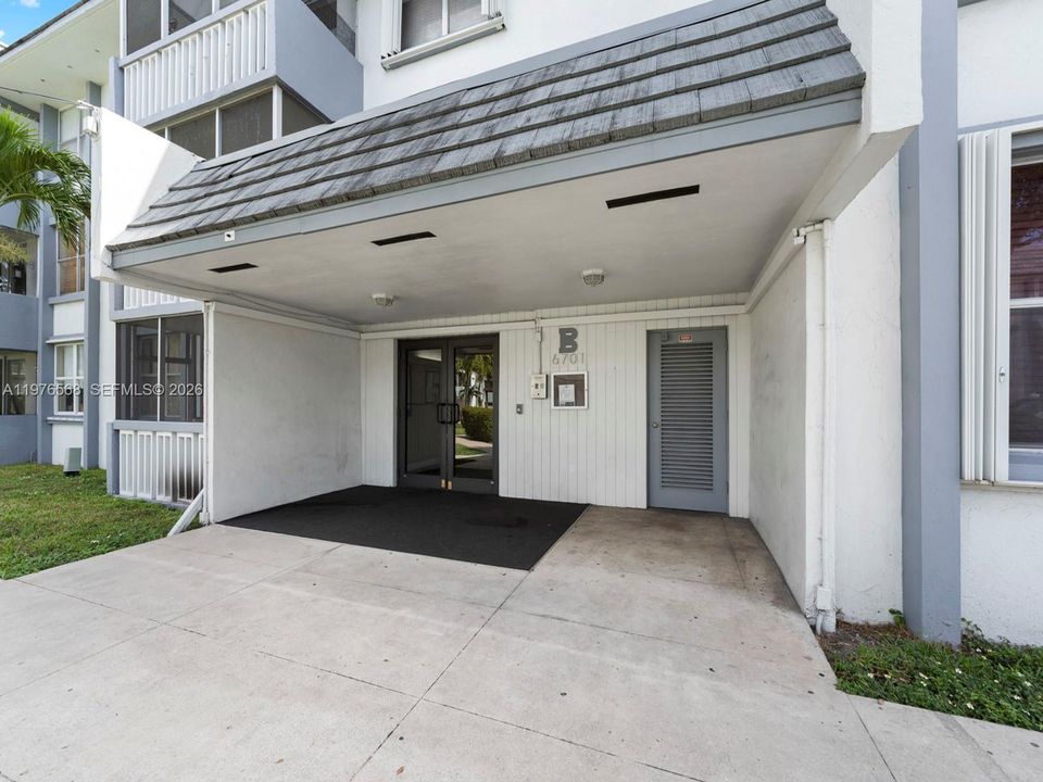 Active With Contract: $245,000 (3 beds, 2 baths, 1068 Square Feet)