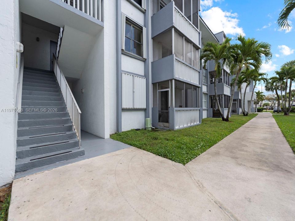 Active With Contract: $245,000 (3 beds, 2 baths, 1068 Square Feet)