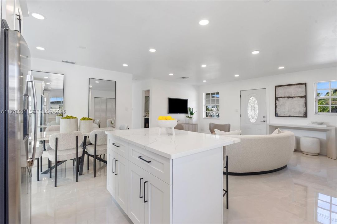 合同活跃: $429,900 (3 贝兹, 2 浴室, 1356 平方英尺)