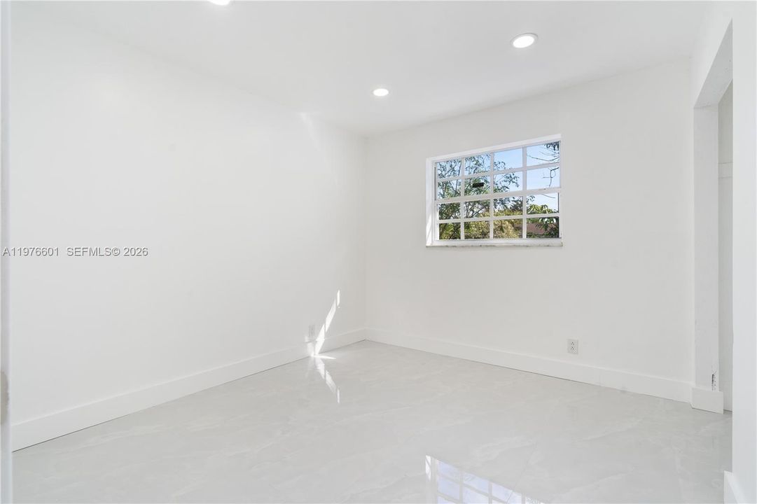 合同活跃: $429,900 (3 贝兹, 2 浴室, 1356 平方英尺)