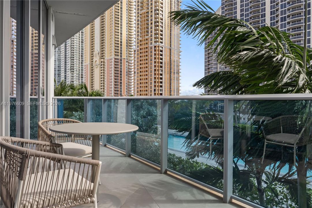 For Sale: $1,620,000 (2 beds, 2 baths, 1384 Square Feet)