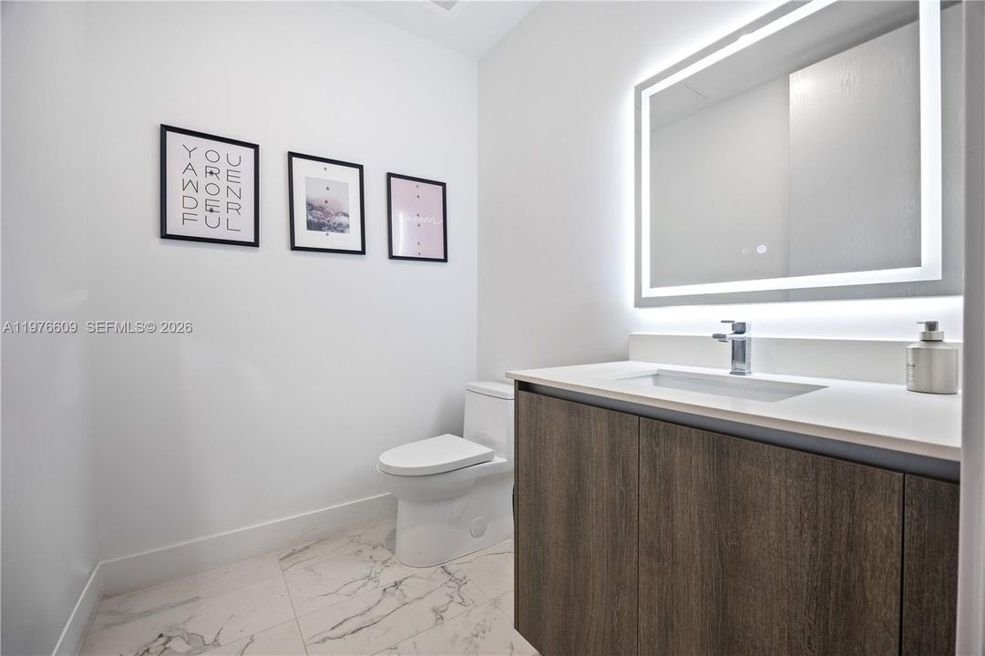 For Sale: $1,620,000 (2 beds, 2 baths, 1384 Square Feet)