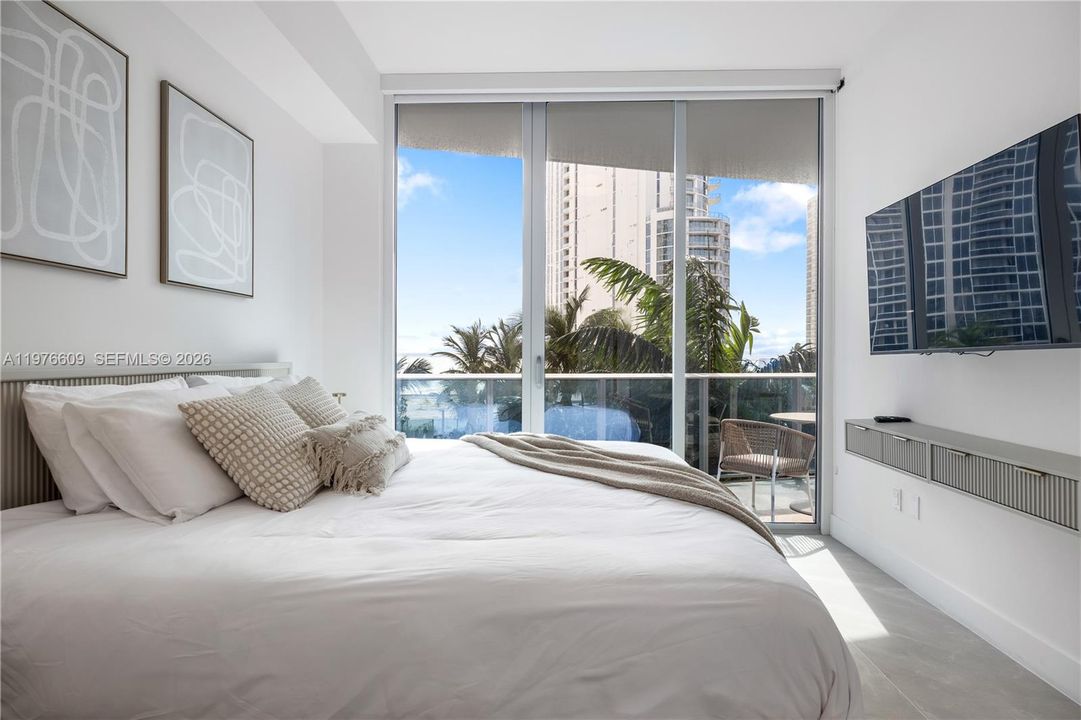 For Sale: $1,620,000 (2 beds, 2 baths, 1384 Square Feet)