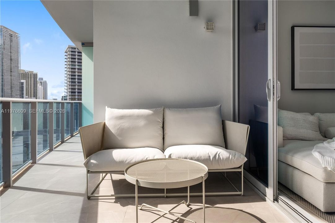 For Sale: $1,620,000 (2 beds, 2 baths, 1384 Square Feet)