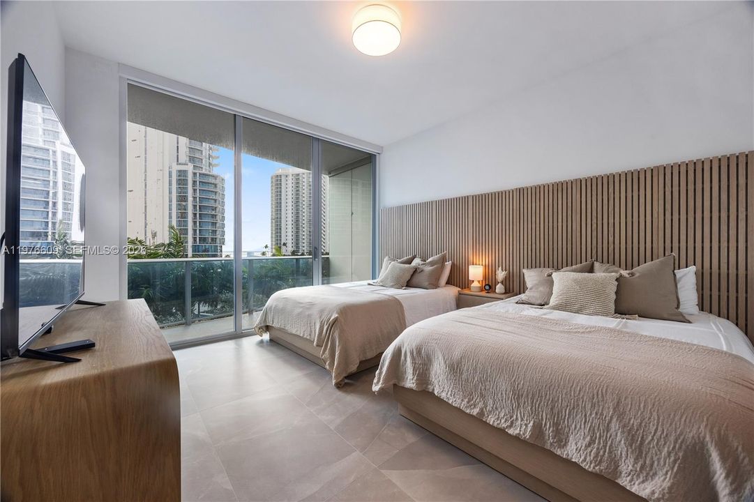 For Sale: $1,620,000 (2 beds, 2 baths, 1384 Square Feet)