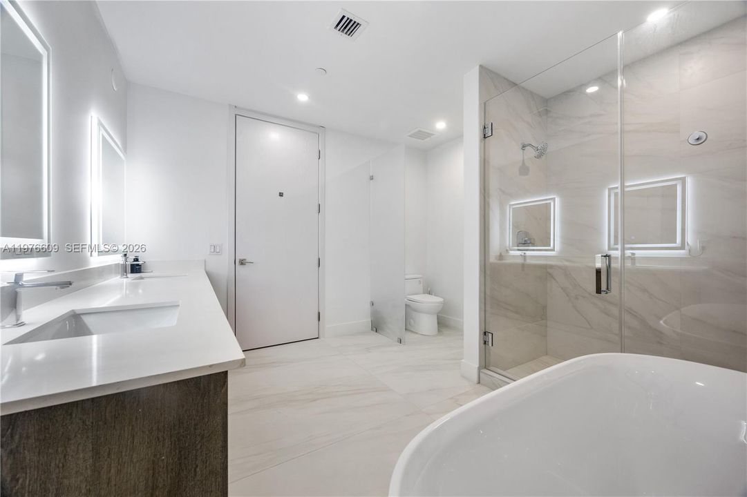 For Sale: $1,620,000 (2 beds, 2 baths, 1384 Square Feet)