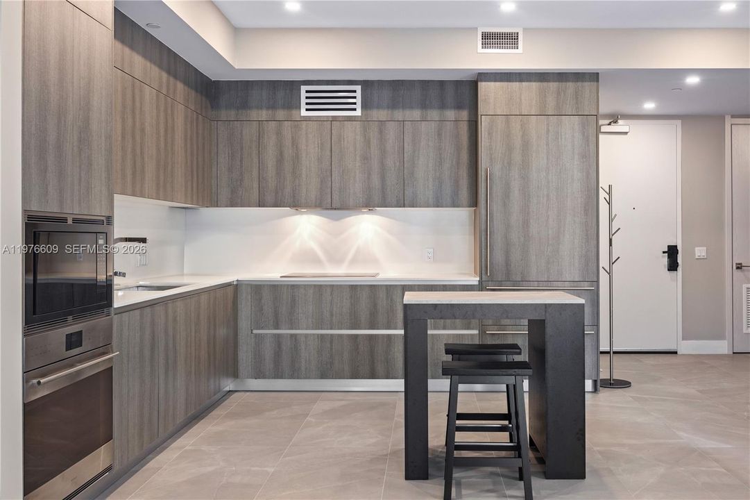 For Sale: $1,620,000 (2 beds, 2 baths, 1384 Square Feet)