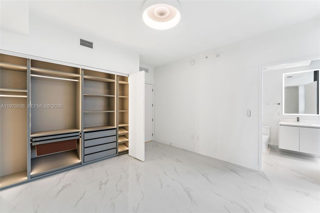Activo con contrato: $18,500 (5 camas, 5 baños, 0 Pies cuadrados)
