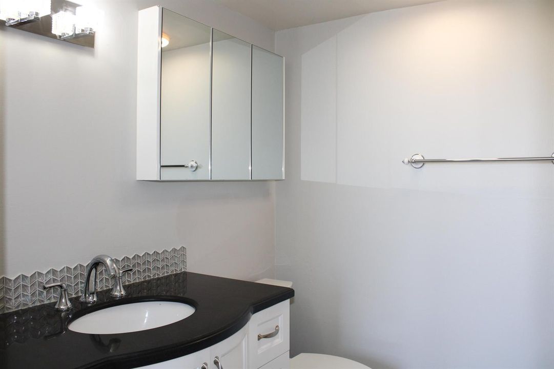 bonaire master bath1