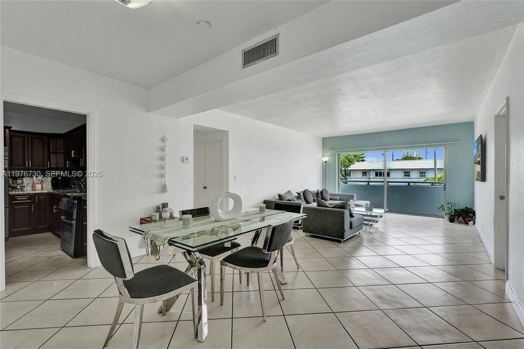 For Sale: $345,000 (2 beds, 2 baths, 1079 Square Feet)
