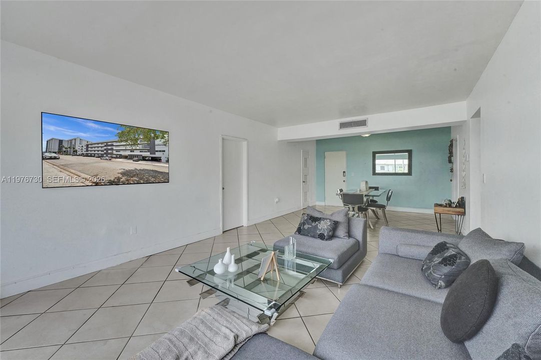 For Sale: $345,000 (2 beds, 2 baths, 1079 Square Feet)