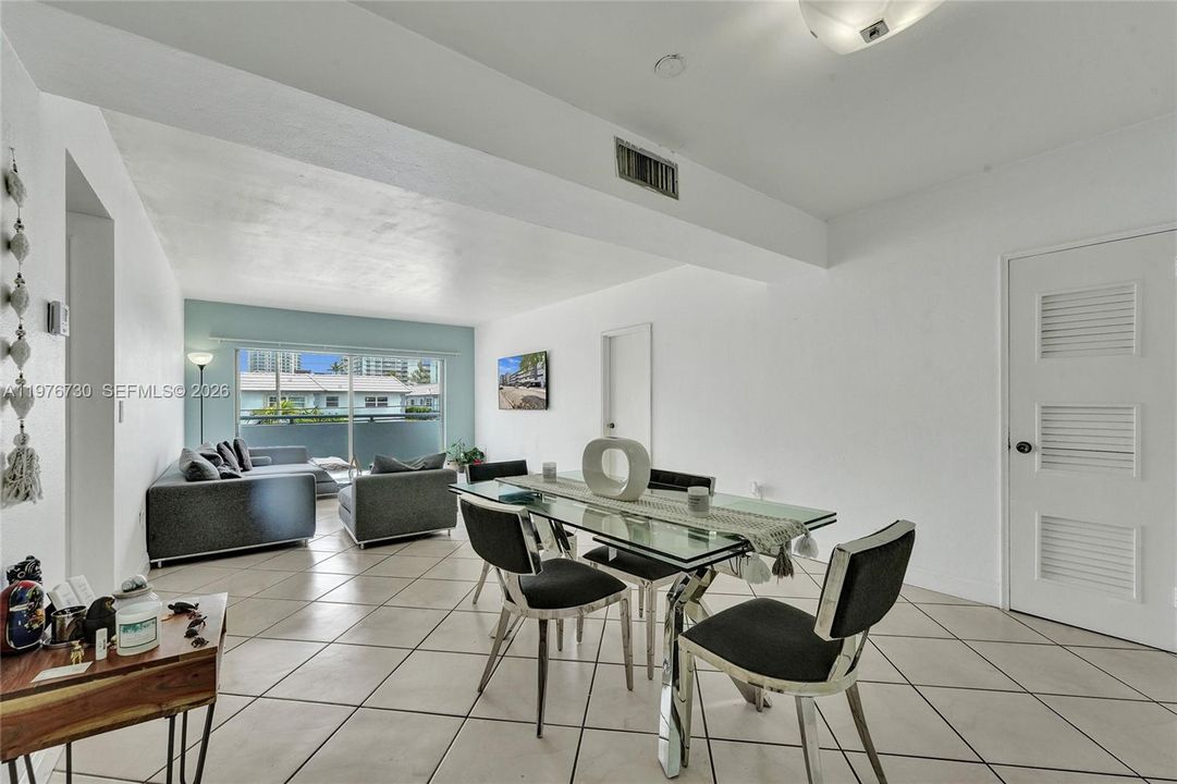 For Sale: $345,000 (2 beds, 2 baths, 1079 Square Feet)