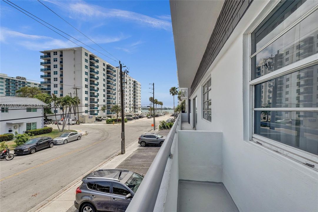 For Sale: $345,000 (2 beds, 2 baths, 1079 Square Feet)