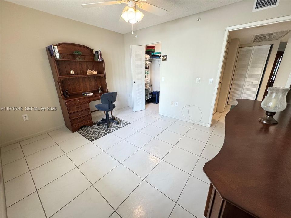 Activo con contrato: $249,000 (2 camas, 2 baños, 1364 Pies cuadrados)