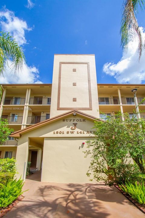 Activo con contrato: $249,000 (2 camas, 2 baños, 1364 Pies cuadrados)