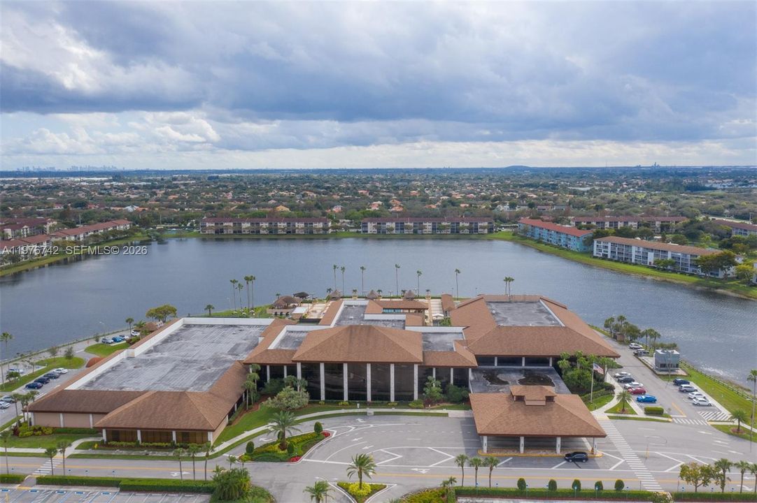 Activo con contrato: $249,000 (2 camas, 2 baños, 1364 Pies cuadrados)