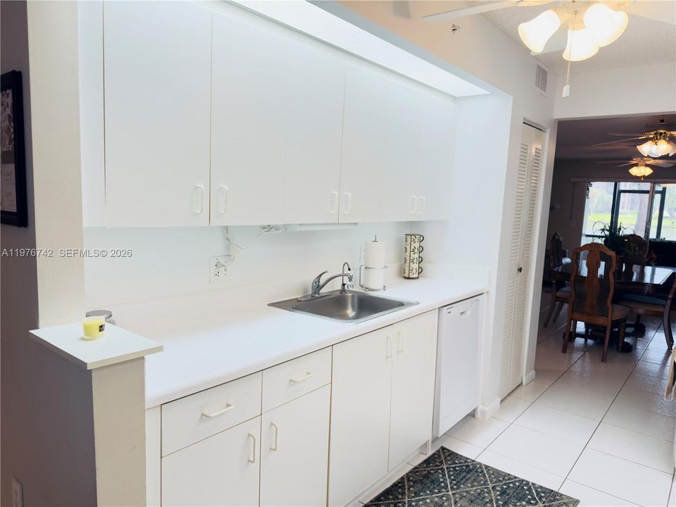 Activo con contrato: $249,000 (2 camas, 2 baños, 1364 Pies cuadrados)