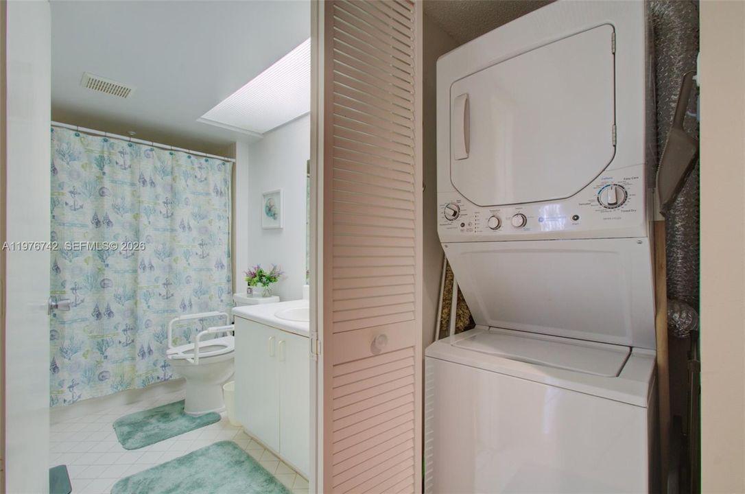 Activo con contrato: $249,000 (2 camas, 2 baños, 1364 Pies cuadrados)