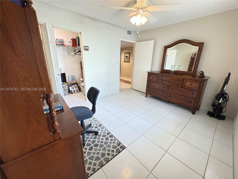 Activo con contrato: $249,000 (2 camas, 2 baños, 1364 Pies cuadrados)