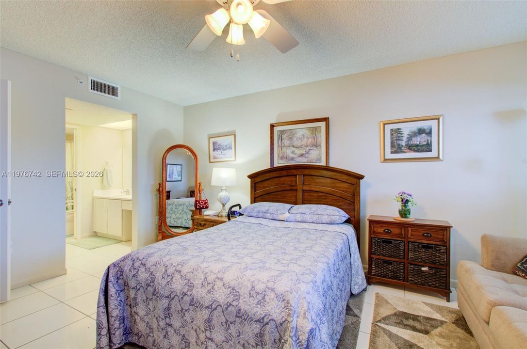 Activo con contrato: $249,000 (2 camas, 2 baños, 1364 Pies cuadrados)