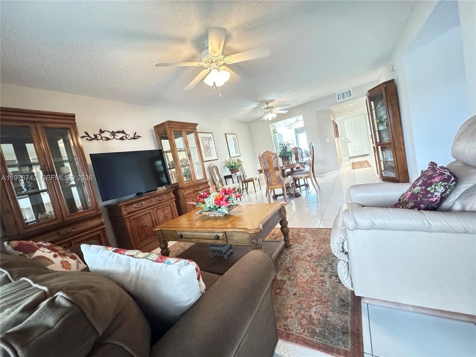 Activo con contrato: $249,000 (2 camas, 2 baños, 1364 Pies cuadrados)