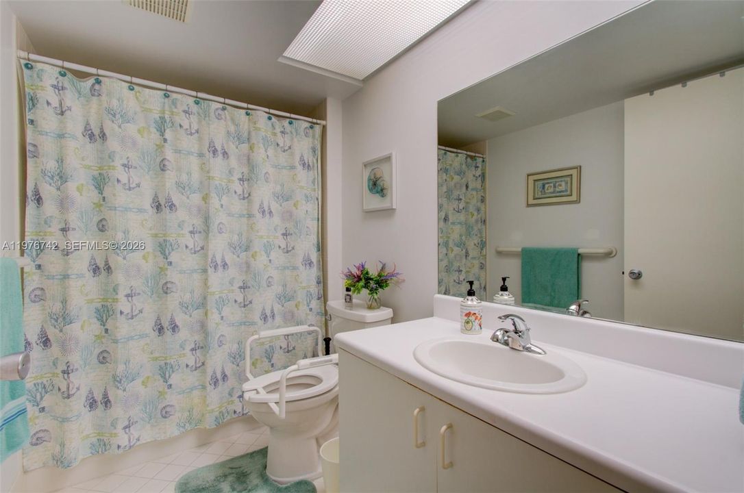 Activo con contrato: $249,000 (2 camas, 2 baños, 1364 Pies cuadrados)