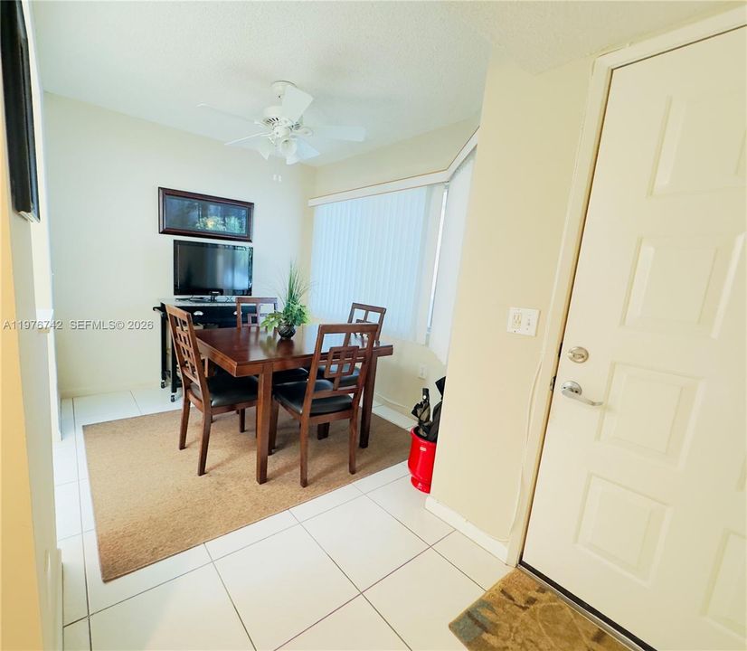 Activo con contrato: $249,000 (2 camas, 2 baños, 1364 Pies cuadrados)
