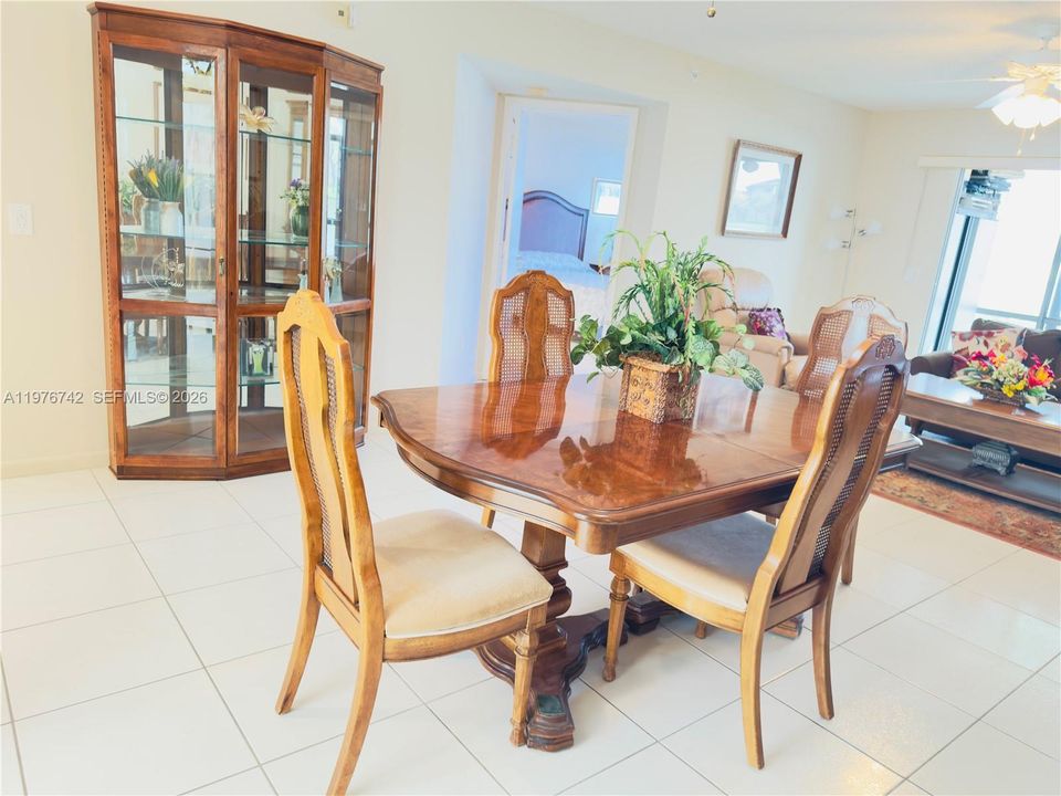 Activo con contrato: $249,000 (2 camas, 2 baños, 1364 Pies cuadrados)