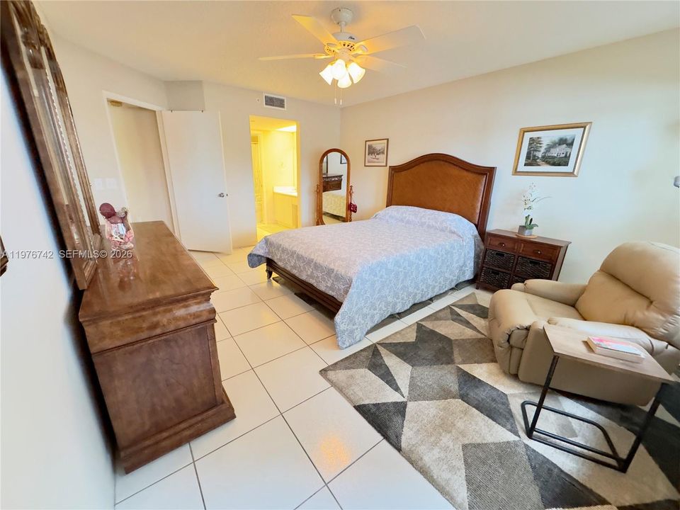 Activo con contrato: $249,000 (2 camas, 2 baños, 1364 Pies cuadrados)