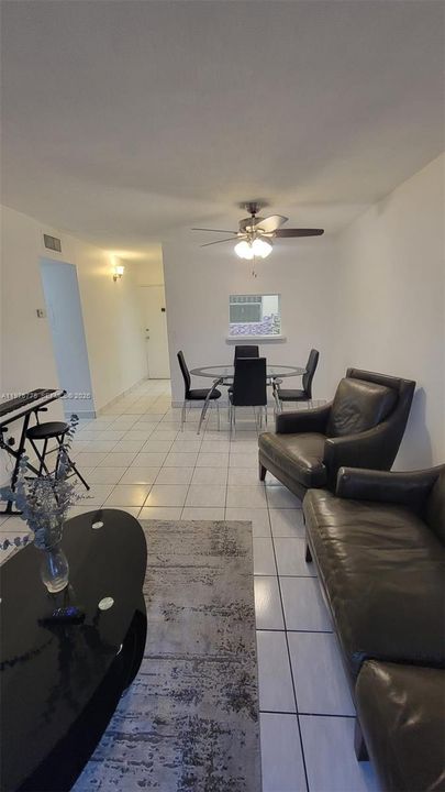 For Sale: $250,000 (2 beds, 1 baths, 726 Square Feet)