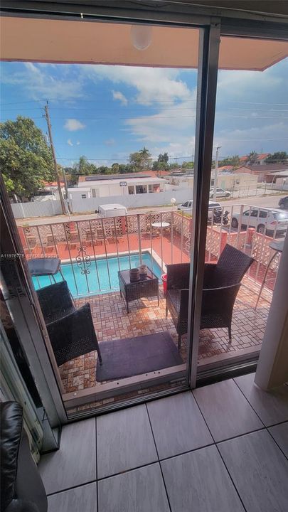 For Sale: $250,000 (2 beds, 1 baths, 726 Square Feet)