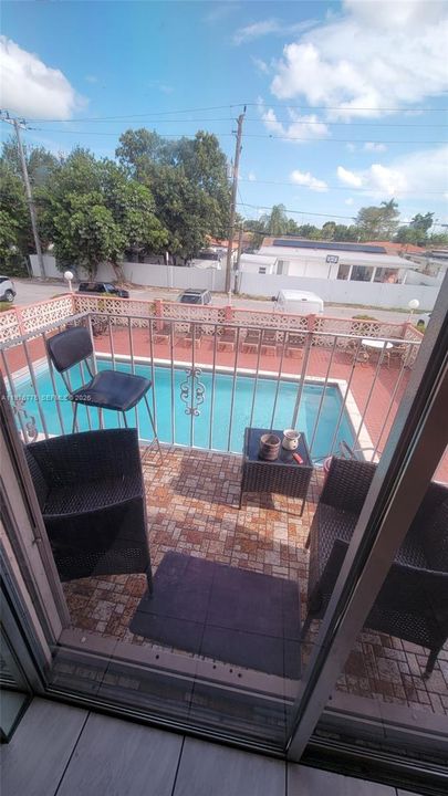 For Sale: $250,000 (2 beds, 1 baths, 726 Square Feet)
