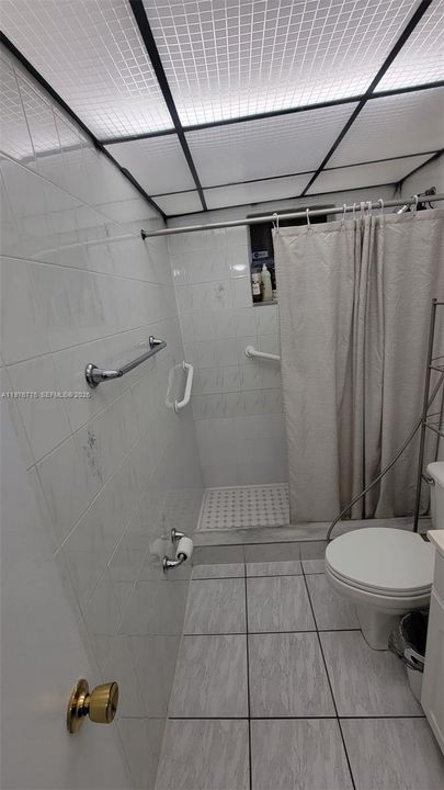 For Sale: $250,000 (2 beds, 1 baths, 726 Square Feet)