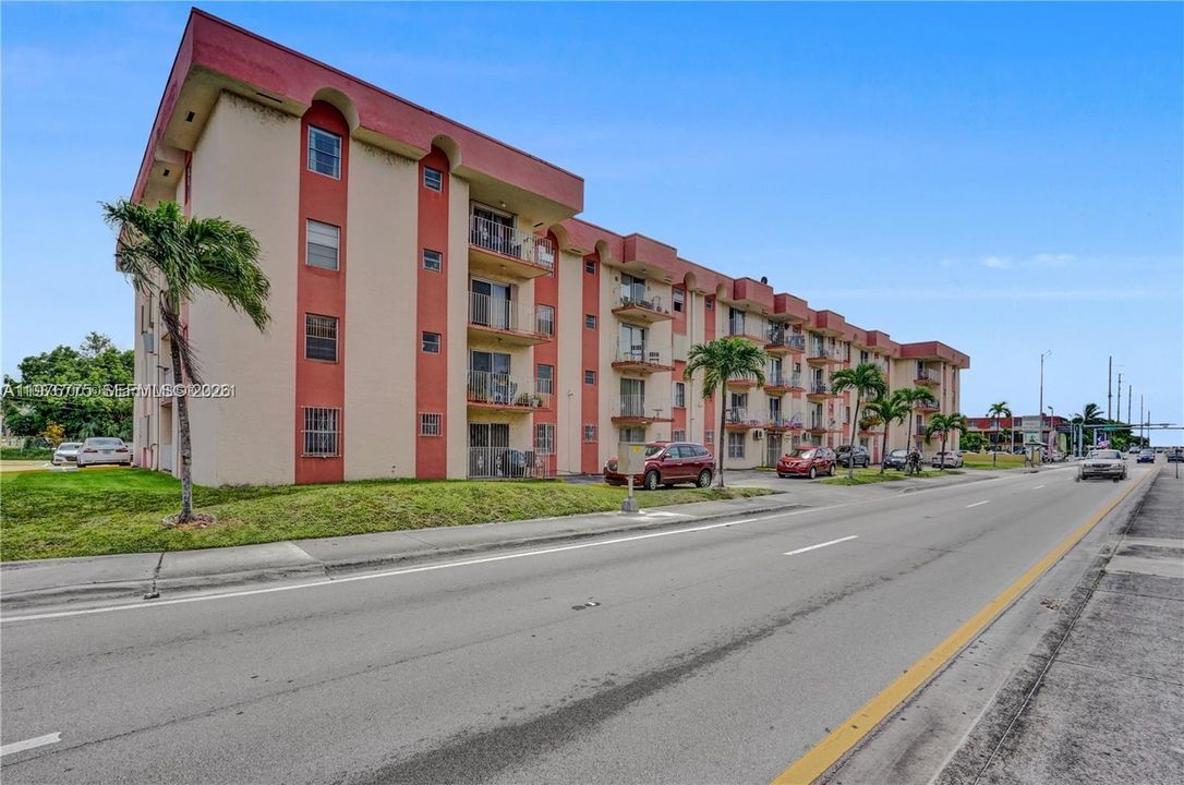 For Sale: $250,000 (2 beds, 1 baths, 726 Square Feet)