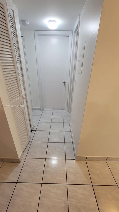 For Sale: $250,000 (2 beds, 1 baths, 726 Square Feet)