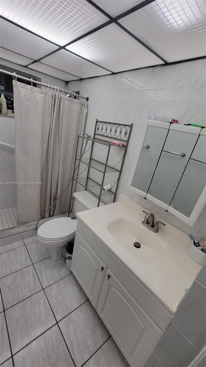 For Sale: $250,000 (2 beds, 1 baths, 726 Square Feet)