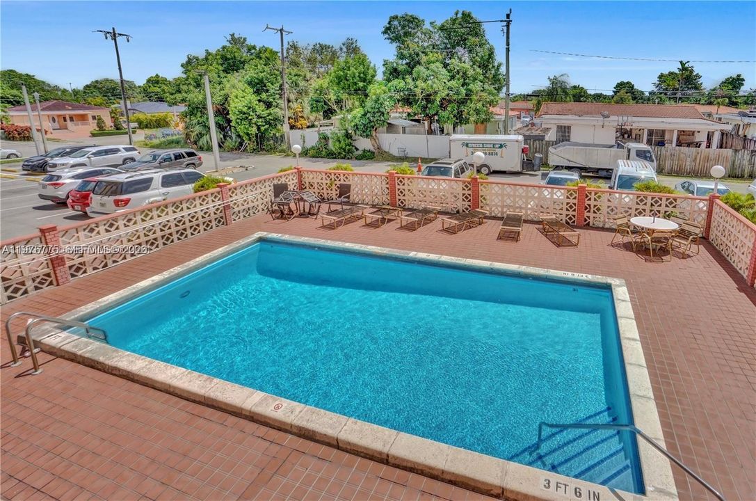For Sale: $250,000 (2 beds, 1 baths, 726 Square Feet)