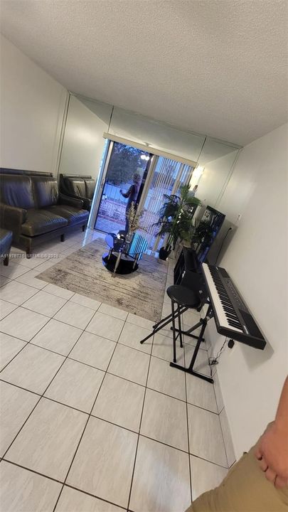 For Sale: $250,000 (2 beds, 1 baths, 726 Square Feet)