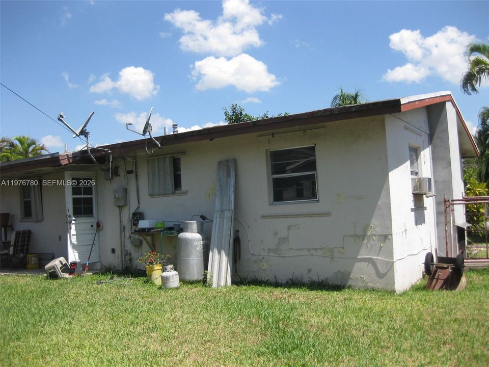 Active With Contract: $295,000 (3 beds, 1 baths, 2283 Square Feet)