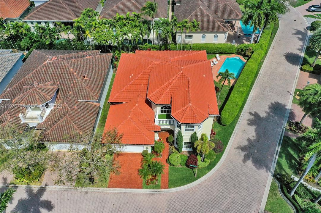 Activo con contrato: $1,950,000 (4 camas, 4 baños, 3932 Pies cuadrados)