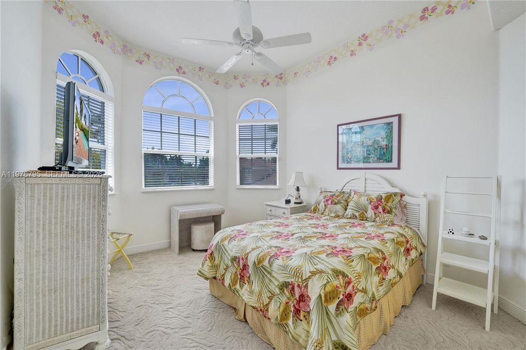 Activo con contrato: $1,950,000 (4 camas, 4 baños, 3932 Pies cuadrados)