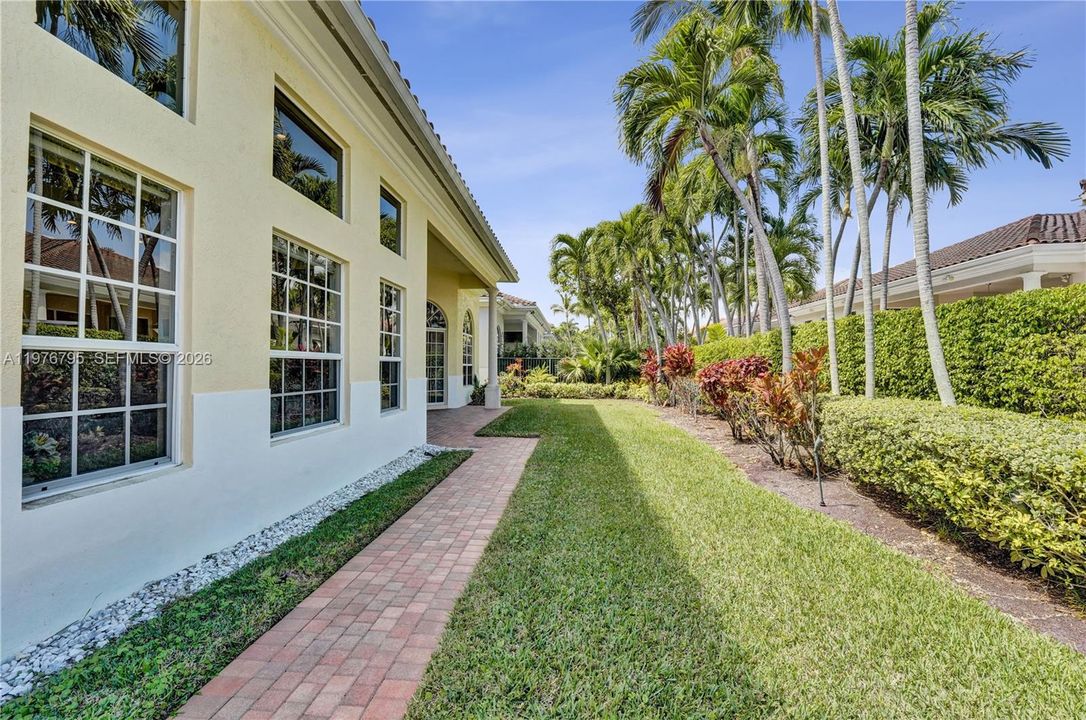 Activo con contrato: $1,950,000 (4 camas, 4 baños, 3932 Pies cuadrados)