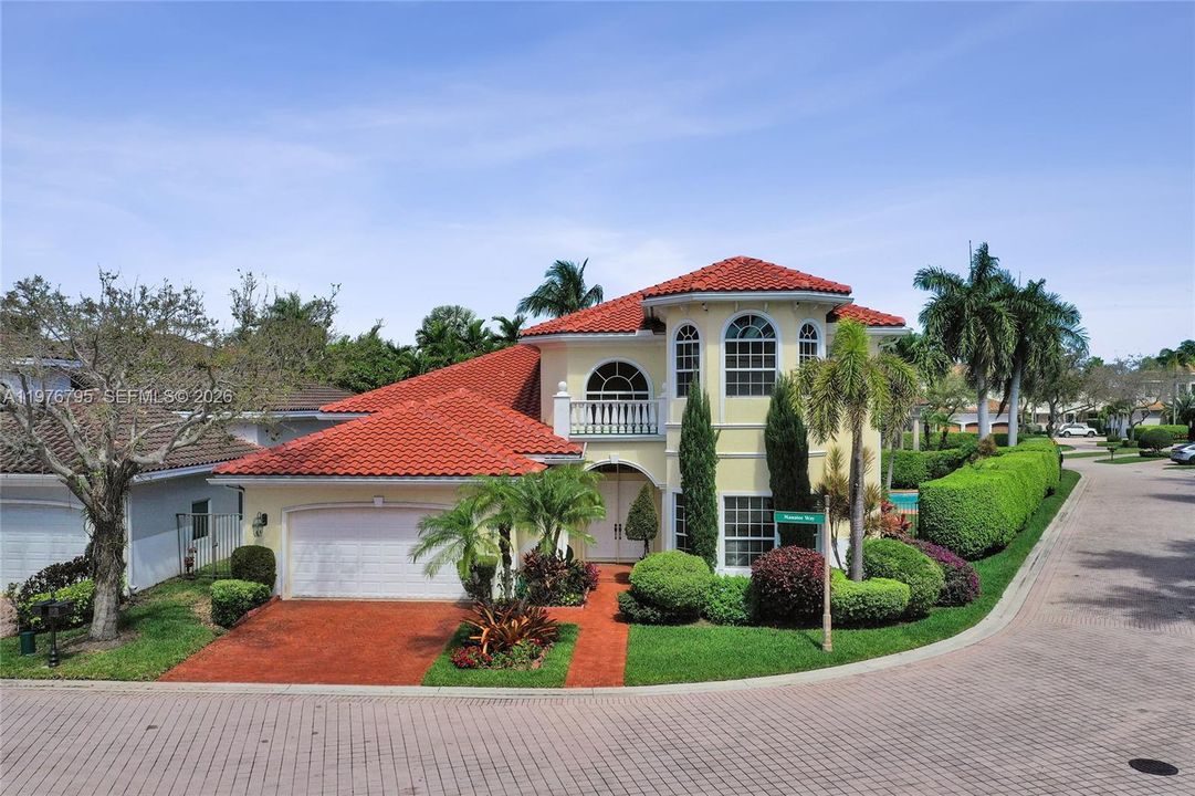 Activo con contrato: $1,950,000 (4 camas, 4 baños, 3932 Pies cuadrados)