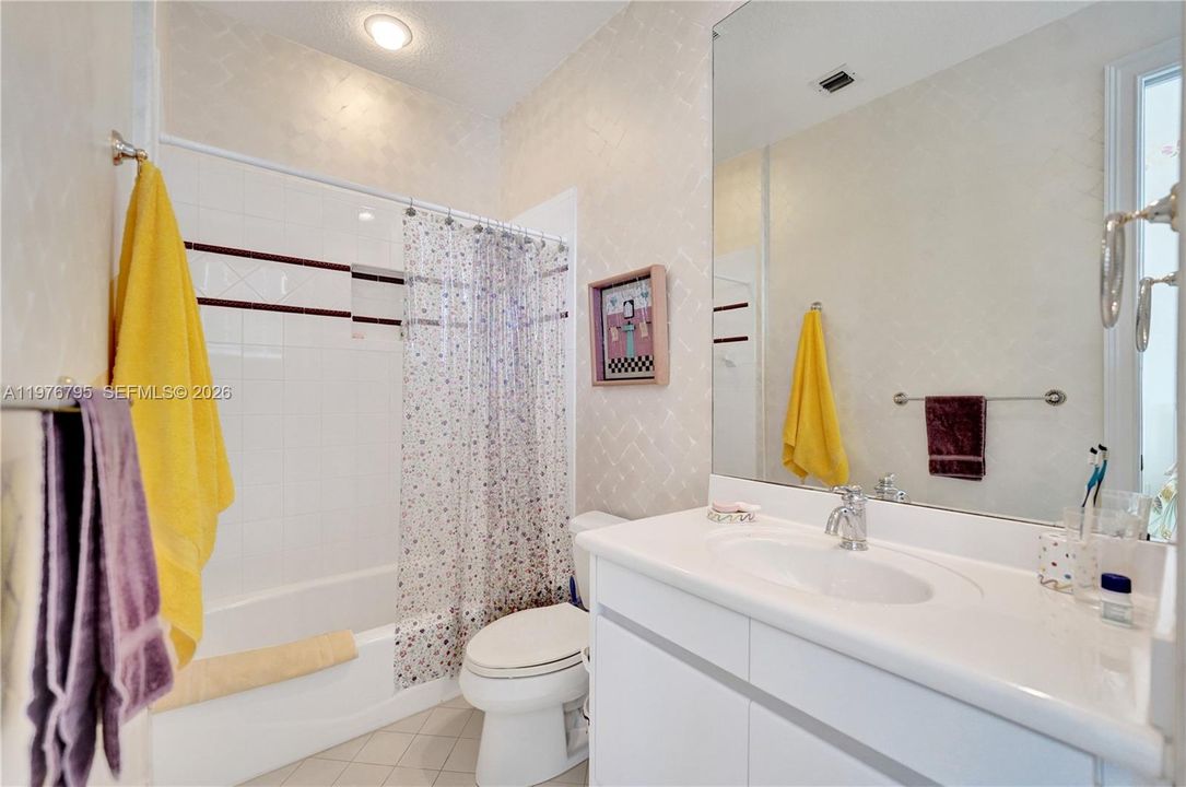 Activo con contrato: $1,950,000 (4 camas, 4 baños, 3932 Pies cuadrados)