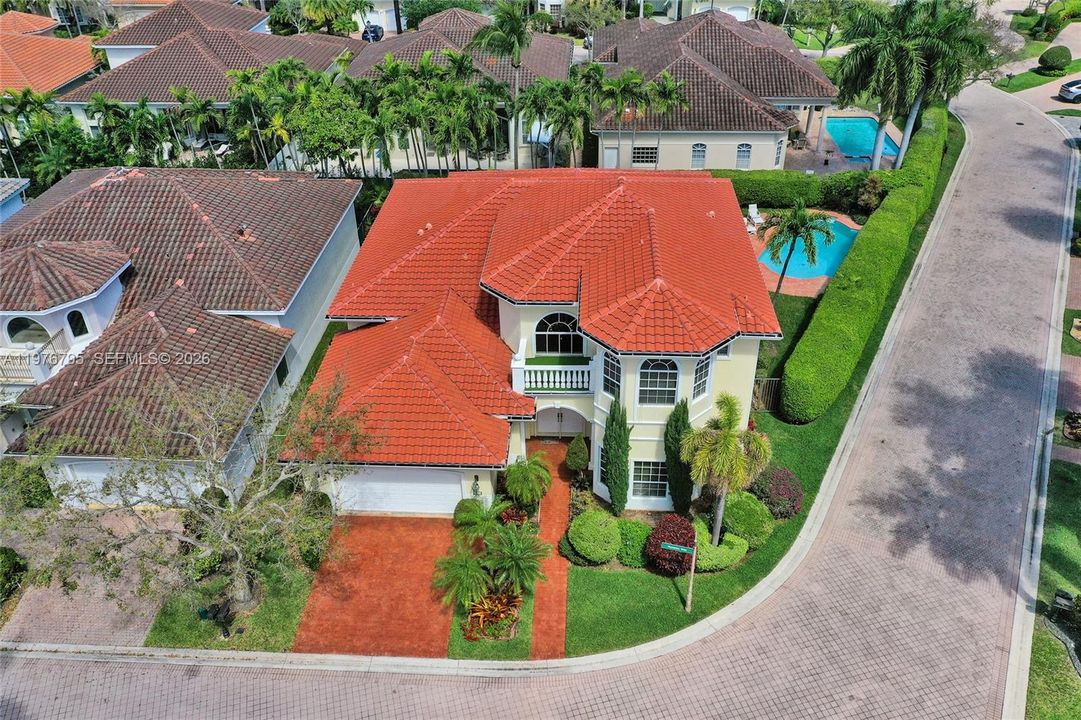 Activo con contrato: $1,950,000 (4 camas, 4 baños, 3932 Pies cuadrados)