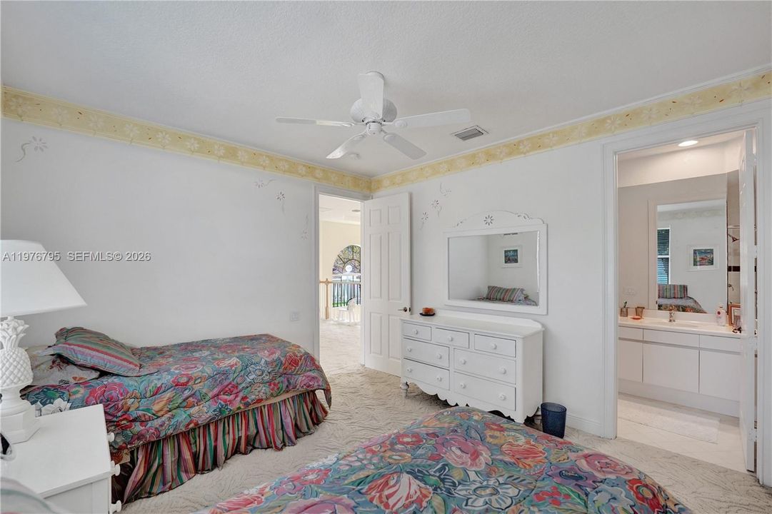Activo con contrato: $1,950,000 (4 camas, 4 baños, 3932 Pies cuadrados)