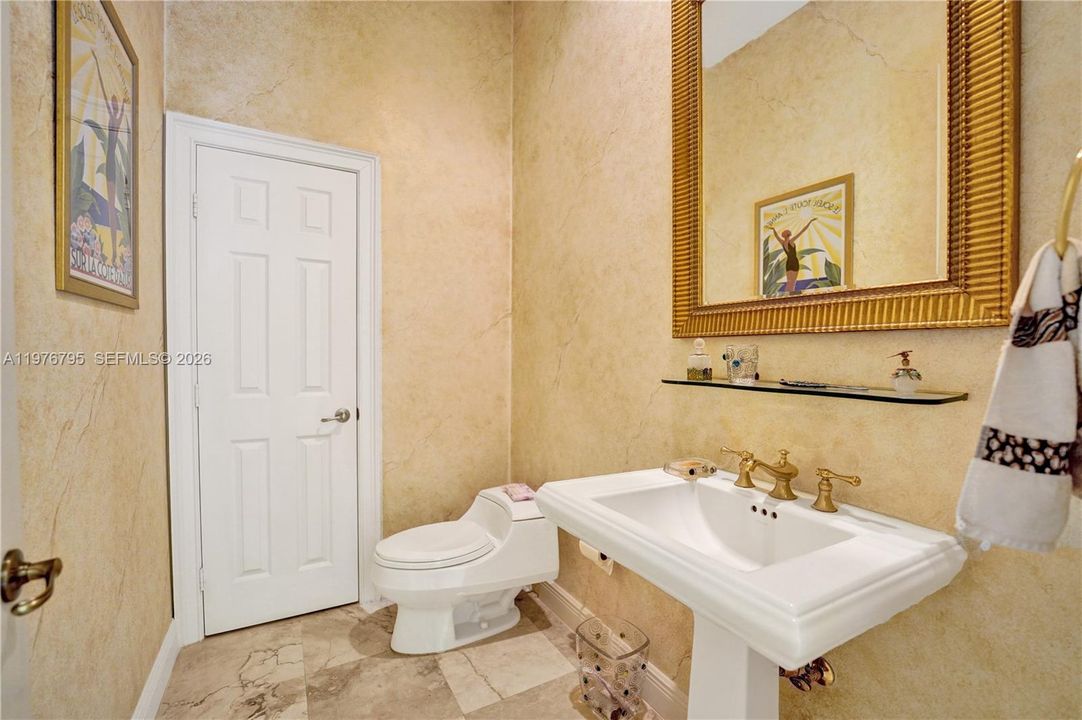 Activo con contrato: $1,950,000 (4 camas, 4 baños, 3932 Pies cuadrados)