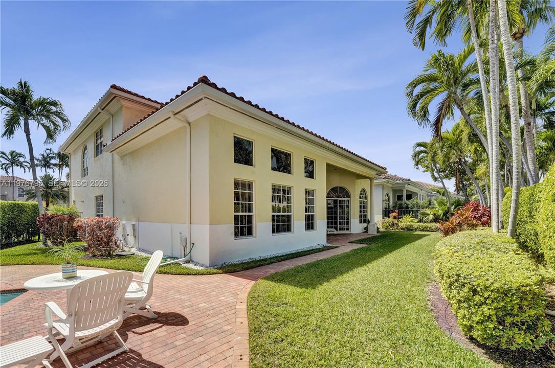 Activo con contrato: $1,950,000 (4 camas, 4 baños, 3932 Pies cuadrados)