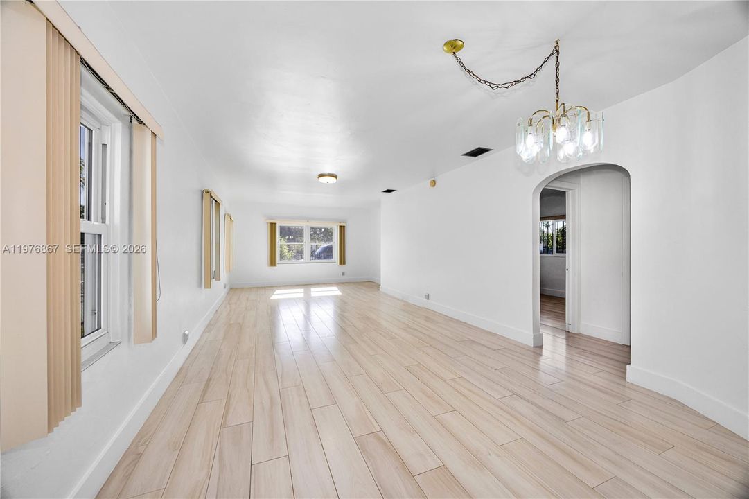 Active With Contract: $2,900 (2 beds, 1 baths, 1015 Square Feet)