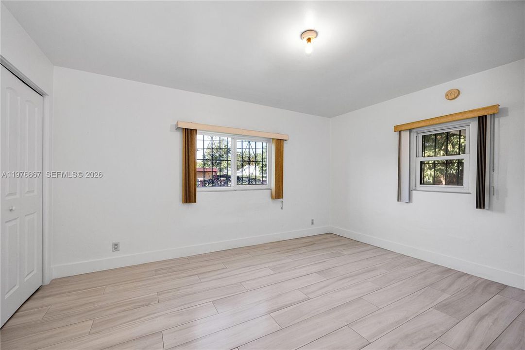 Active With Contract: $2,900 (2 beds, 1 baths, 1015 Square Feet)